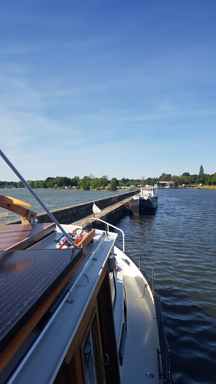 Amarrage près de la digue de l'étang de Baye et sur le canal du Nivernais
