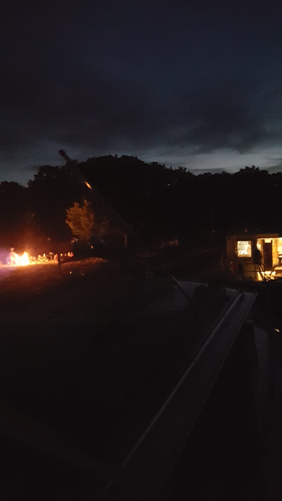 feu de camp par la colonnie fluviale