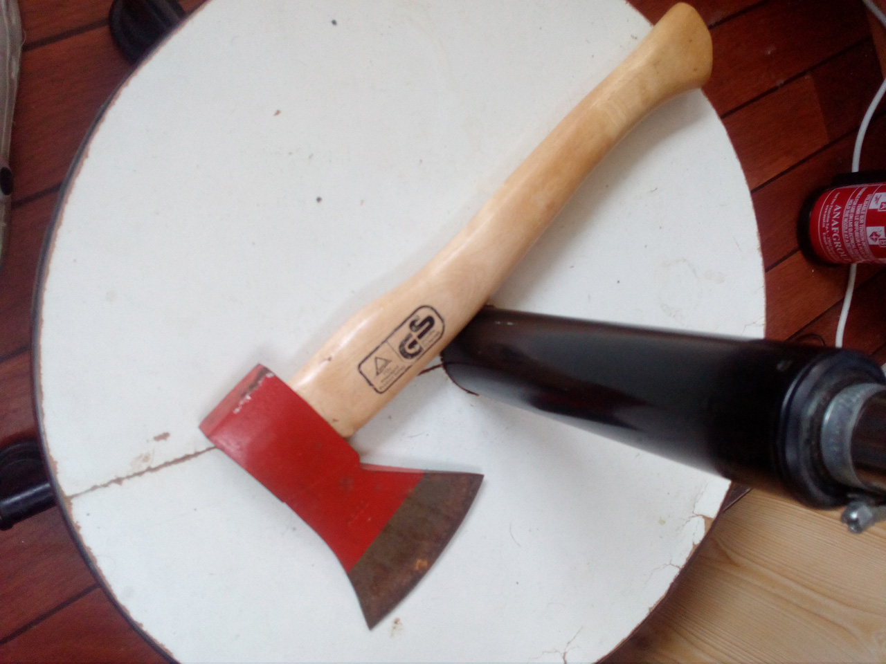 petite recette pour rompre la monotonie  - Utilisation d'une hache
