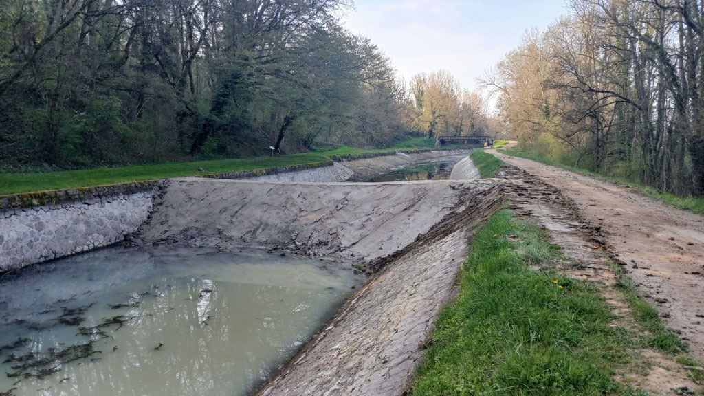 Batardeau terminé près du port de Briennon