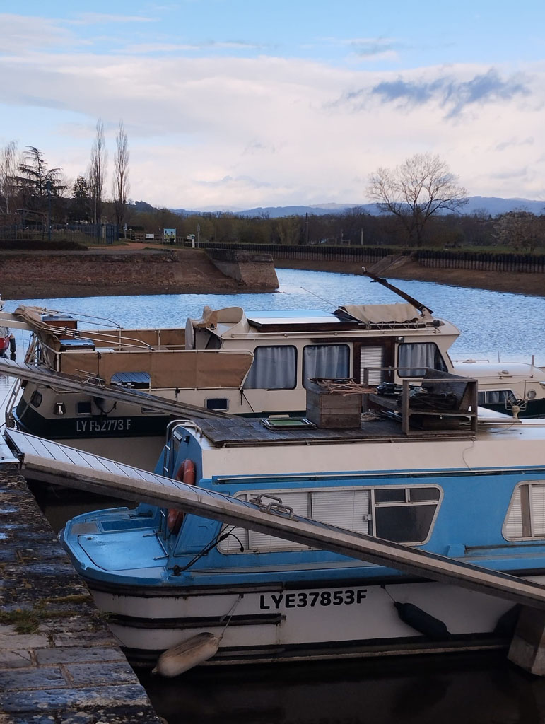 Remplissage du port de Briennon en douceur