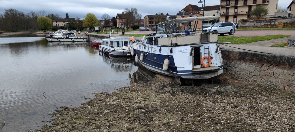 Remplissage du port de Briennon en douceur